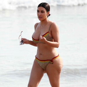 Kim Kardashian en maillot de bain sur une plage au Mexique le 23 avril 2017