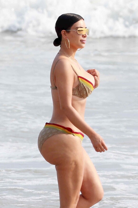 Kim Kardashian en maillot de bain sur une plage au Mexique le 23 avril 2017