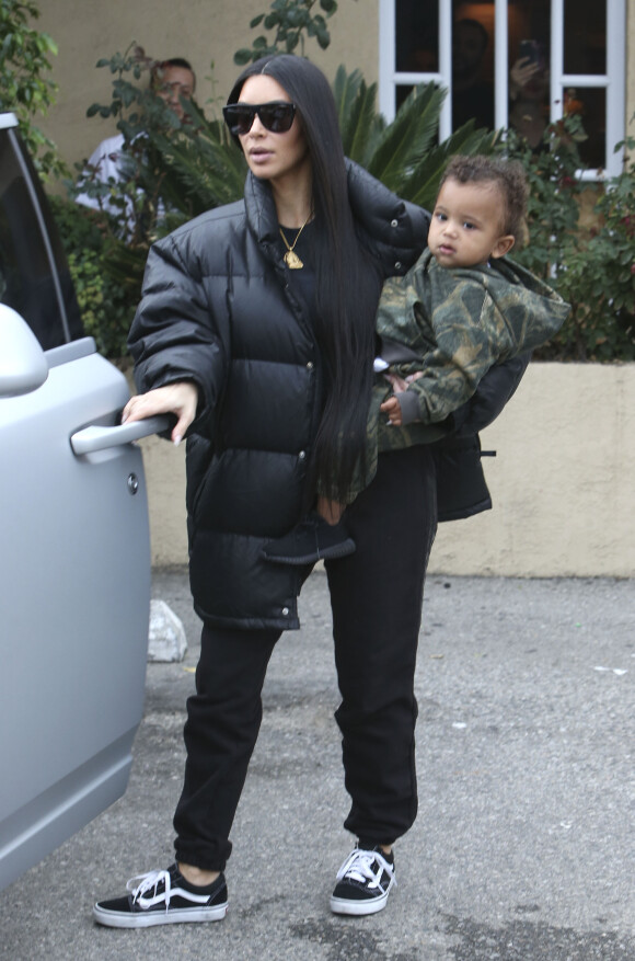 Kim Kardashian et son fils Saint - Les Kardashians déjeunent en famille au restaurant Something's Fishy à Woodland Hills, le 19 février 2017