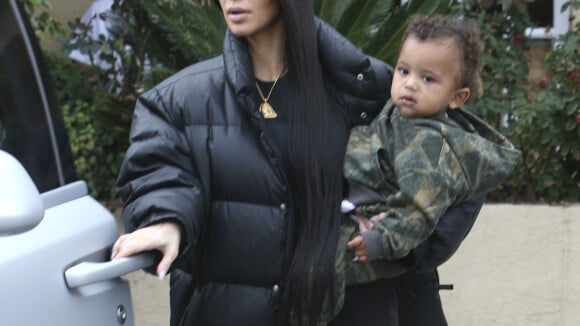 Kim Kardashian fait craquer la Toile avec une nouvelle photo de Saint, 17 mois
