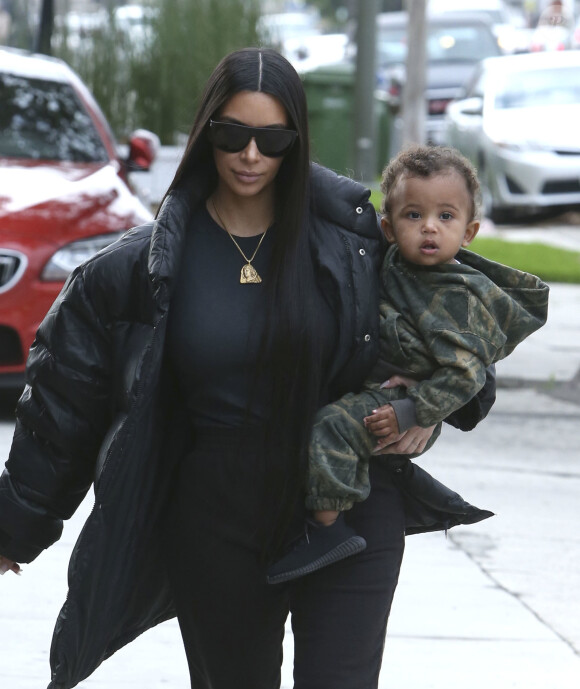 Kim Kardashian et son fils Saint - Les Kardashians déjeunent en famille au restaurant Something's Fishy à Woodland Hills, le 19 février 2017