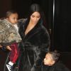 Kim Kardashian à la sortie d'un immeuble avec ses enfants North et Saint à New York, le 1 er février 2017