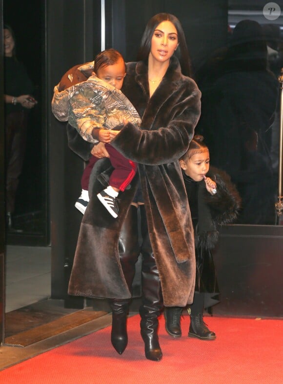Kim Kardashian à la sortie d'un immeuble avec ses enfants North et Saint à New York, le 1 er février 2017