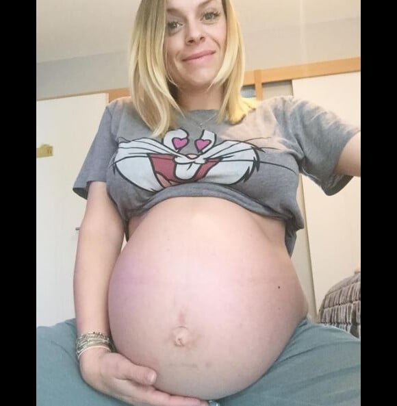 Alexia Mori (Secret Story 7) dévoile son baby bump sur Instagram.