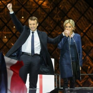 Emmanuel Macron, élu président de la république, et sa femme Brigitte Macron (Trogneux), saluent les militants devant la pyramide au musée du Louvre à Paris, après sa victoire lors du deuxième tour de l'élection présidentielle. Le 7 mai 2017. F