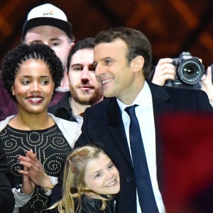 Emmanuel Macron et Emma (fille de L. Auzière) - Le président-élu, Emmanuel Macron, prononce son discours devant la pyramide au musée du Louvre à Paris, après sa victoire lors du deuxième tour de l'élection présidentielle le 7 mai 2017.