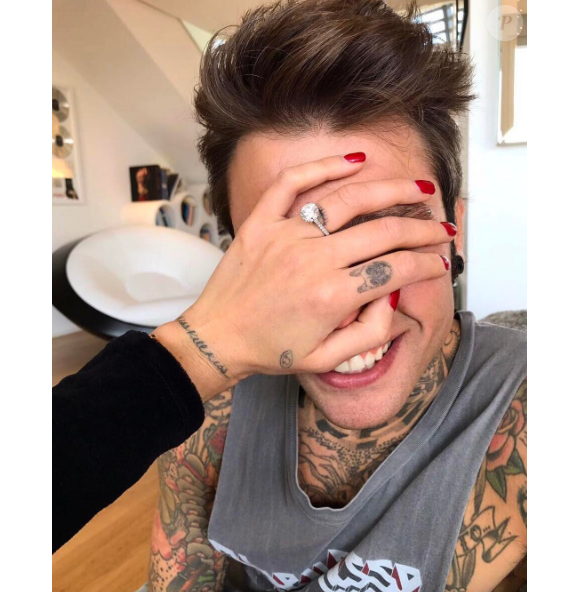 La blogueuse et créatrice de mode Chiara Ferragni dévoilant sa grosse bague de fiançailles après la demande en mariage de son chéri, le rappeur Fedez. Le 9 mai 2017