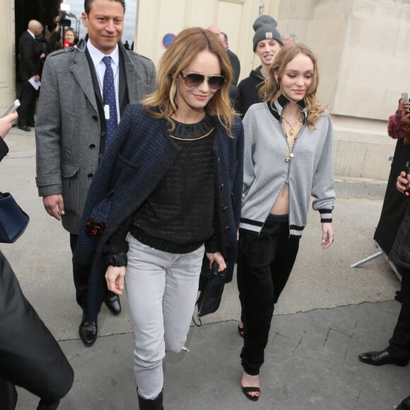Vanessa Paradis et sa fille Lily-Rose Depp - Arrivées au défilé de mode prêt-à-porter automne-hiver 2017/2018 "Chanel" au Grand Palais à Paris. Le 7 mars 2017 © CVS-Veeren / Bestimage