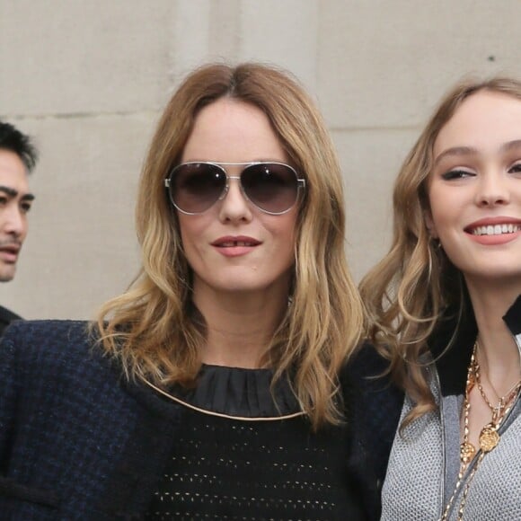 Vanessa Paradis et sa fille Lily-Rose Depp - Arrivées au défilé de mode prêt-à-porter automne-hiver 2017/2018 "Chanel" au Grand Palais à Paris. Le 7 mars 2017 © CVS-Veeren / Bestimage