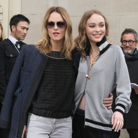Vanessa Paradis et sa fille Lily-Rose Depp - Arrivées au défilé de mode prêt-à-porter automne-hiver 2017/2018 "Chanel" au Grand Palais à Paris. Le 7 mars 2017 © CVS-Veeren / Bestimage