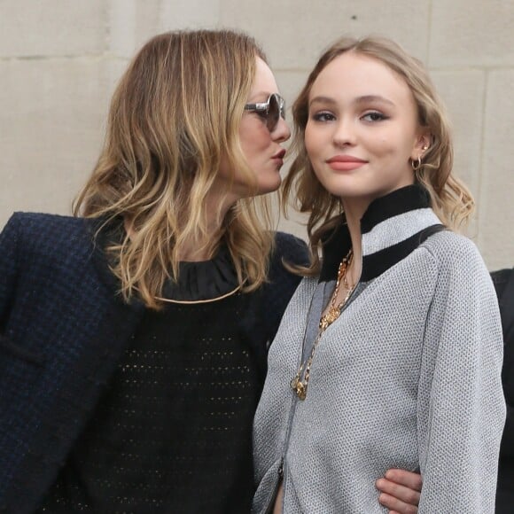 Vanessa Paradis et sa fille Lily-Rose Depp - Arrivées au défilé de mode prêt-à-porter automne-hiver 2017/2018 "Chanel" au Grand Palais à Paris. Le 7 mars 2017 © CVS-Veeren / Bestimage