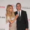 Paris Hilton et son compagnon Chris Zylka lors de la 24ème soirée annuelle "Race To Erase MS" à l'hôtel Beverly Hilton de Los Angeles le 5 mai 2017.