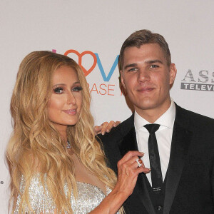 Paris Hilton et son compagnon Chris Zylka lors de la 24ème soirée annuelle "Race To Erase MS" à l'hôtel Beverly Hilton de Los Angeles le 5 mai 2017.