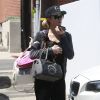 Exclusif - Paris Hilton fait du shopping avec son petit Chihuahua dans les rues de Beverly Hills, le 28 avril 2017