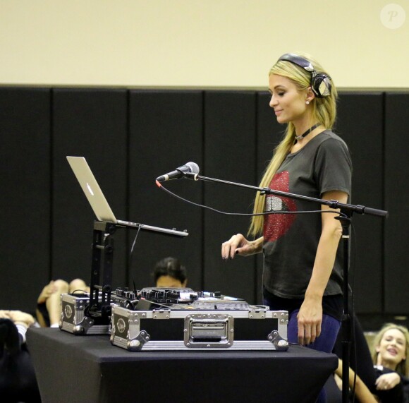 Paris Hilton a joué les DJ au club de gym Equinox, soutenue par son compagnon Chris Zylka, pour récolter des fonds pour l'association "FelixOrganization" à Los Angeles. Le 12 avril 2017 © CPA / Bestimage