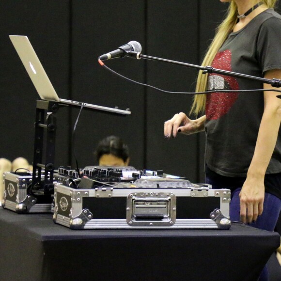 Paris Hilton a joué les DJ au club de gym Equinox, soutenue par son compagnon Chris Zylka, pour récolter des fonds pour l'association "FelixOrganization" à Los Angeles. Le 12 avril 2017 © CPA / Bestimage