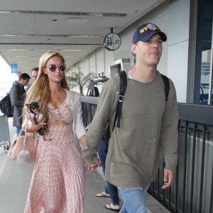 Paris Hilton et son compagnon Chris Zylka arrivent à l'aéroport de LAX à Los Angeles, le 22 mars 2017