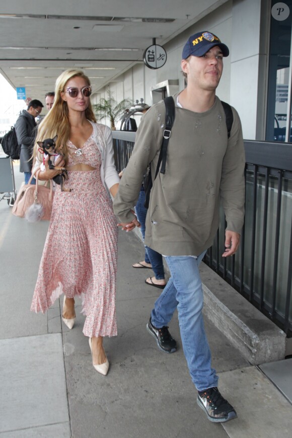 Paris Hilton et son compagnon Chris Zylka arrivent à l'aéroport de LAX à Los Angeles, le 22 mars 2017