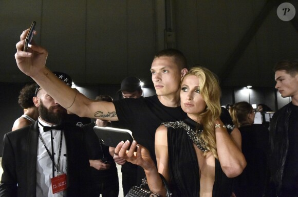 Paris Hilton, guest (selfie) au défilé de mode hommes Philipp Plein collection prêt-à-porter Printemps-Eté 2017 à Milan, le 18 juin 2016.
