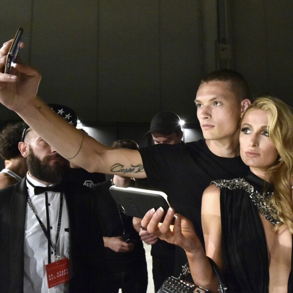 Paris Hilton, guest (selfie) au défilé de mode hommes Philipp Plein collection prêt-à-porter Printemps-Eté 2017 à Milan, le 18 juin 2016.
