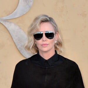 Charlize Theron assiste au défilé Christian Dior (collection croisière 2018) à Calabasas. Le 11 mai 2017.