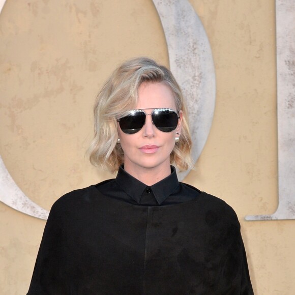 Charlize Theron assiste au défilé Christian Dior (collection croisière 2018) à Calabasas. Le 11 mai 2017.