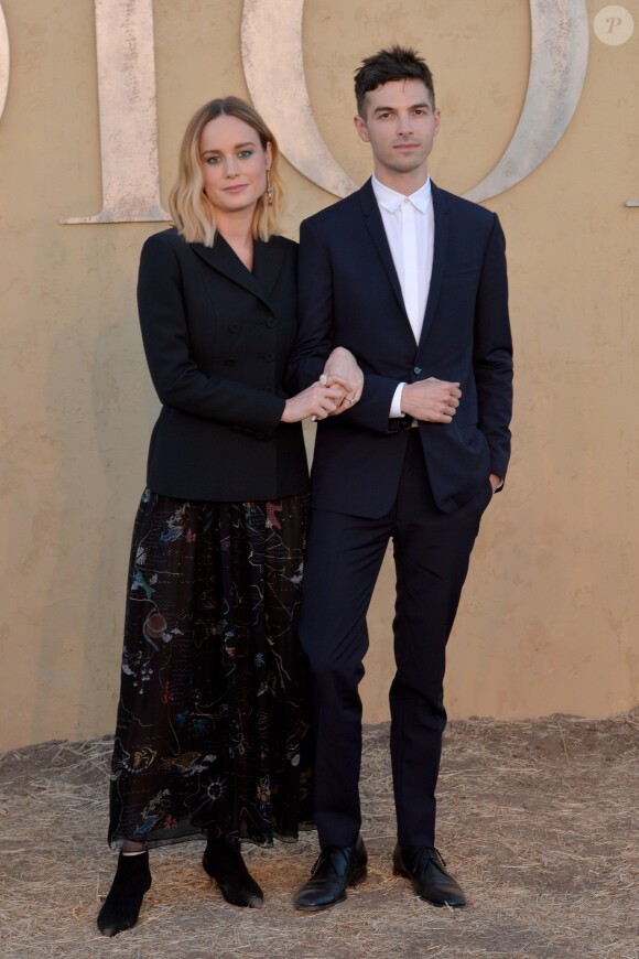 Brie Larson et son fiancé Alex Greenwald assistent au défilé Christian Dior (collection croisière 2018) à Calabasas. Le 11 mai 2017.
