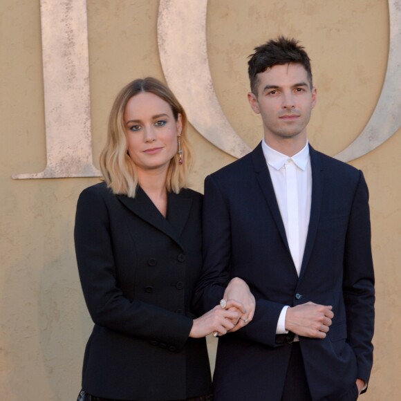 Brie Larson et son fiancé Alex Greenwald assistent au défilé Christian Dior (collection croisière 2018) à Calabasas. Le 11 mai 2017.