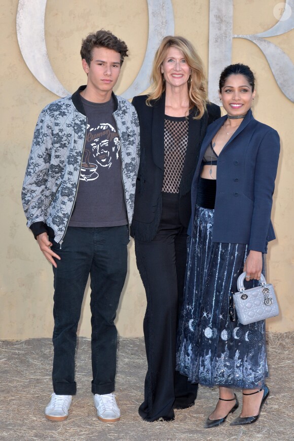 Laura Dern, son fils Ellery et Freida Pinto assistent au défilé Christian Dior (collection croisière 2018) à Calabasas. Le 11 mai 2017.