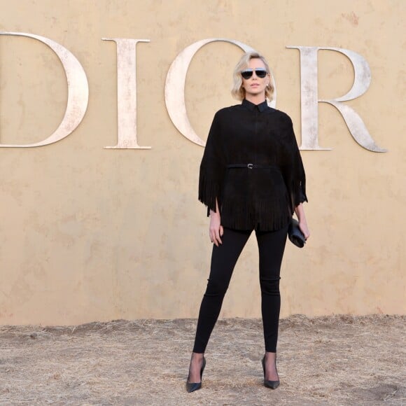 Charlize Theron assiste au défilé Christian Dior (collection croisière 2018) à Calabasas. Le 11 mai 2017.