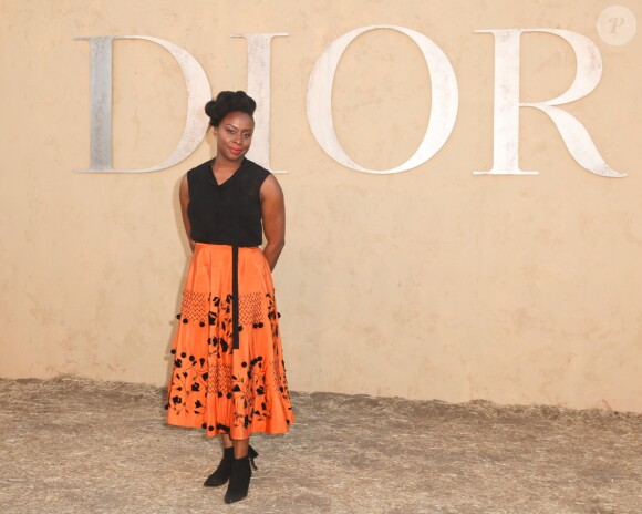 Chimanda Achidie assiste au défilé Christian Dior (collection croisière 2018) à Calabasas. Le 11 mai 2017.