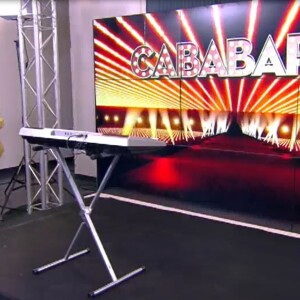 Valérie Benaïm a chuté dans Touche pas à mon poste, le 11 mai 2017 sur C8.