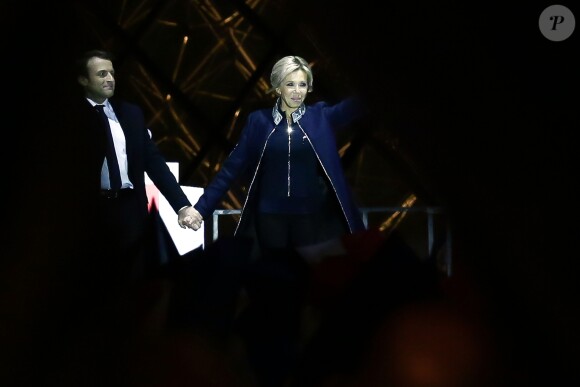 Emmanuel Macron avec sa femme Brigitte Macron (Trogneux)- Le président-élu, Emmanuel Macron, prononce son discours devant la pyramide au musée du Louvre à Paris, après sa victoire lors du deuxième tour de l'élection présidentielle le 7 mai 2017.