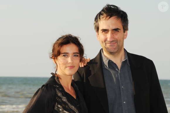 Vahina Giocante et Manuel Pradal lors du photocall de La Blonde aux seins nus à Cabourg en 2010