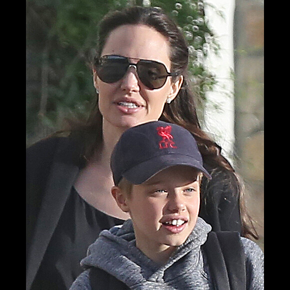 Exclusif - Angelina Jolie et sa fille Shiloh, escortées par un garde du corps, vont faire des courses au supermarché puis passent acheter une guitare pour Shiloh chez Guitar Center. Los Angeles, le 24 avril 2017.