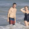 Exclusif -  Amy schumer et son compagnon Ben Hanisch passent une journée en amoureux à la plage à Hawaï le 24 mai 2016.