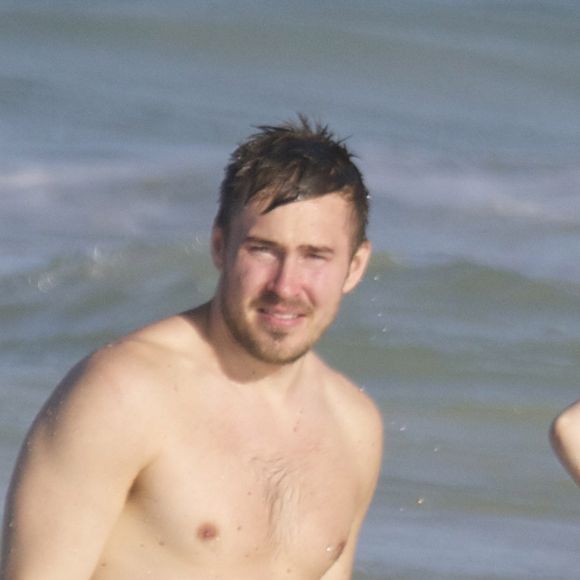 Exclusif -  Amy schumer et son compagnon Ben Hanisch passent une journée en amoureux à la plage à Hawaï le 24 mai 2016.