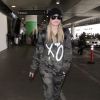 Khloe Kardashian arrive à l'aéroport de LAX à Los Angeles. Khloe porte un sac à dos de la marque Louis Vuitton. Le 11 mai 2017