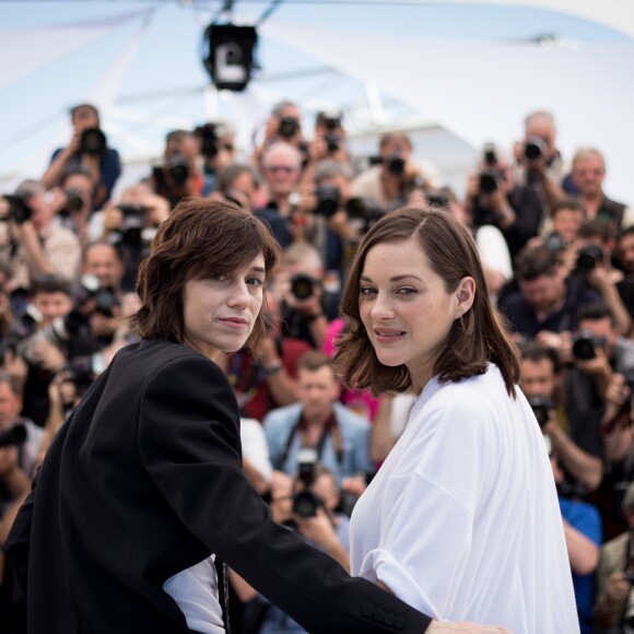 Charlotte Gainsbourg, Marion Cotillard au photocall du film "Les Fantômes d'Ismaël" lors du 70ème Festival International du Film de Cannes, le 17 mai 2017. © Cyril Moreau/Bestimage