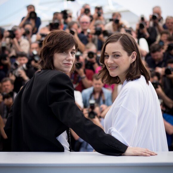 Charlotte Gainsbourg, Marion Cotillard au photocall du film "Les Fantômes d'Ismaël" lors du 70ème Festival International du Film de Cannes, le 17 mai 2017. © Cyril Moreau/Bestimage