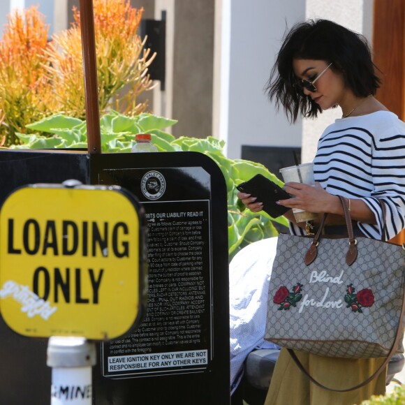 Vanessa Hudgens quitte le salon de coiffure Nine Zero One à West Hollywood. Los Angeles, le 16 mai 2017.