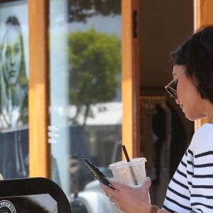 Vanessa Hudgens quitte le salon de coiffure Nine Zero One à West Hollywood. Los Angeles, le 16 mai 2017.