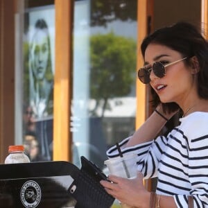 Vanessa Hudgens quitte le salon de coiffure Nine Zero One à West Hollywood. Los Angeles, le 16 mai 2017.