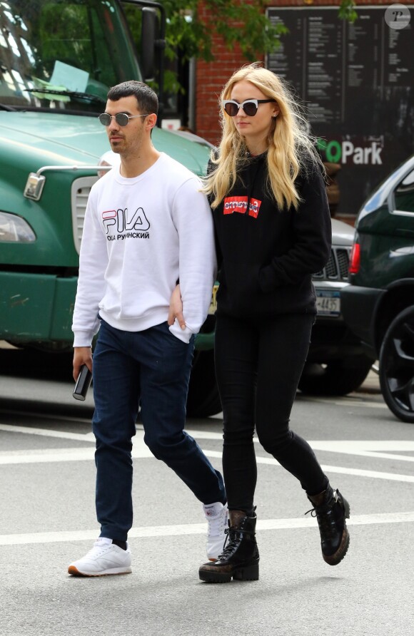 Joe Jonas et sa compagne Sophie Turner vont boire un verre à New York, le 9 mai 2017.
