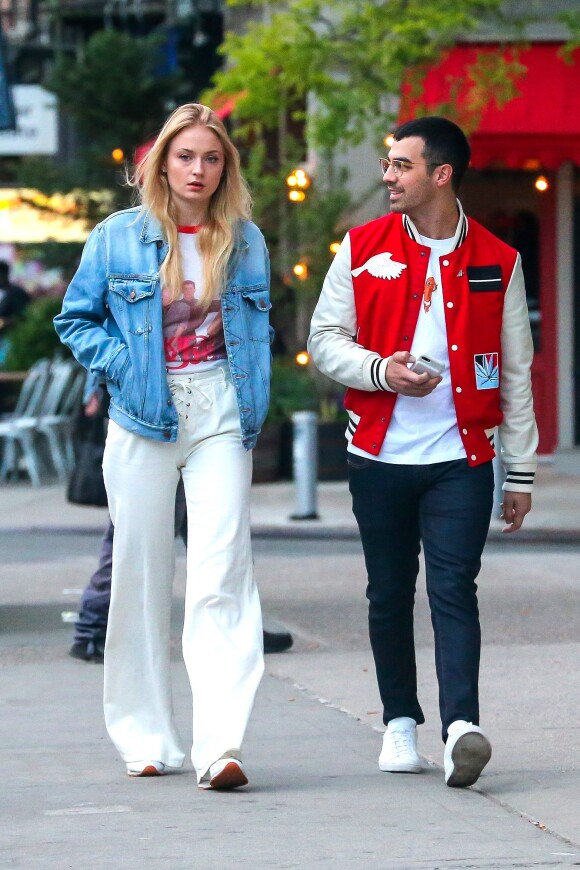 Sophie Turner et sa compagne Joe Jonas sont allés diner dans le quartier de East Village à New York, le 9 mai 2017.