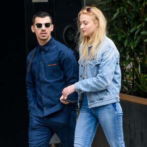Exclusif - Joe Jonas et sa compagne Sophie Turner se baladent à New York le 3 mai 2017.