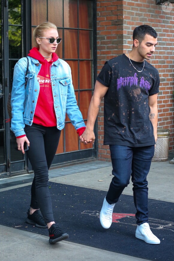 Joe Jonas et sa compagne Sophie Turner - Les célébrités à la sortie de l'hôtel Bowery à New York, le 2 mai 2017.