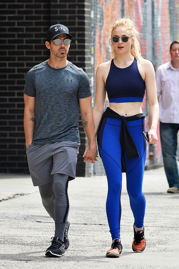 Exclusif - Joe Jonas et sa compagne Sophie Turner déjeunent en amoureux sur un banc dans le quartier de Soho à New York. Le couple est ensuite allé se balader main dans la main. Le 30 avril 2017.