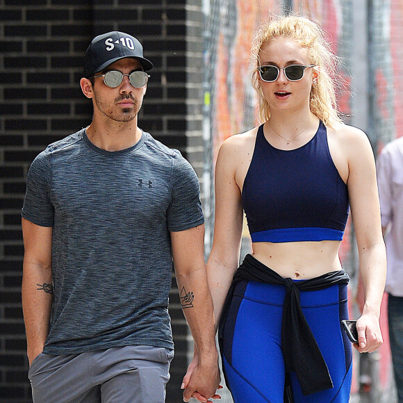 Exclusif - Joe Jonas et sa compagne Sophie Turner déjeunent en amoureux sur un banc dans le quartier de Soho à New York. Le couple est ensuite allé se balader main dans la main. Le 30 avril 2017.