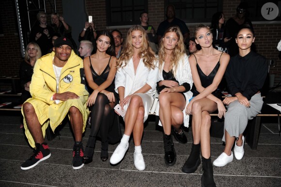 Russell Westbrook en la charmante compagnie d'Emily Ratajkowski, Nina Agdal, Constance Jablonski, Martha Hunt et Cara Santana au défilé DKNY lors de la Fashion Week de New York le 12 septembre 2016.